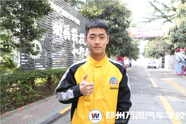 新生故事 | 陳法：19歲男孩轉(zhuǎn)行汽車美容，原因很簡單！